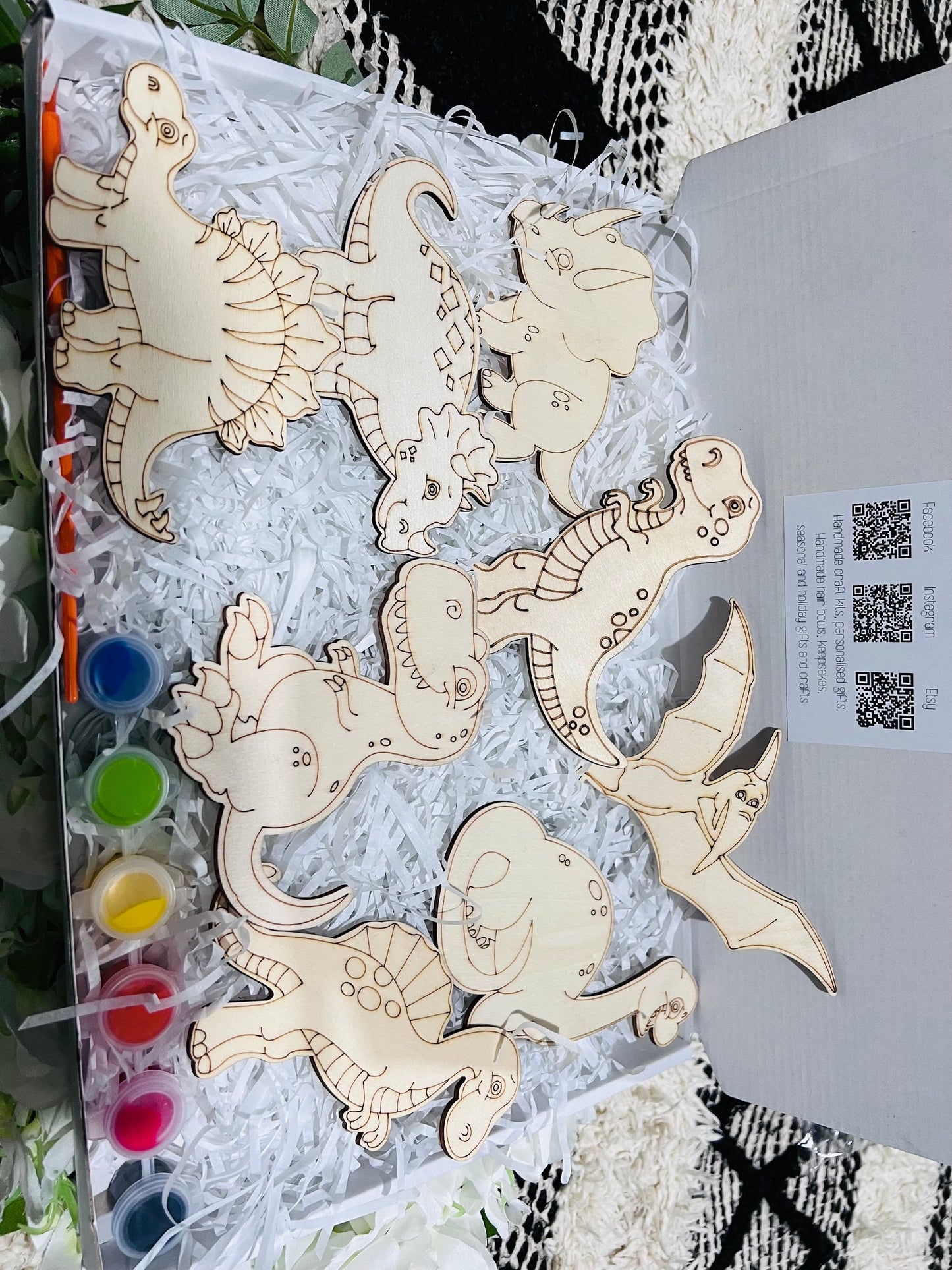 Paint your own dinosour crafts - Activity set - Room decoration - Childrens Gifts - Wooden Crafts - Gift - Paintable - Painting - wooden crafts - Craft Kit