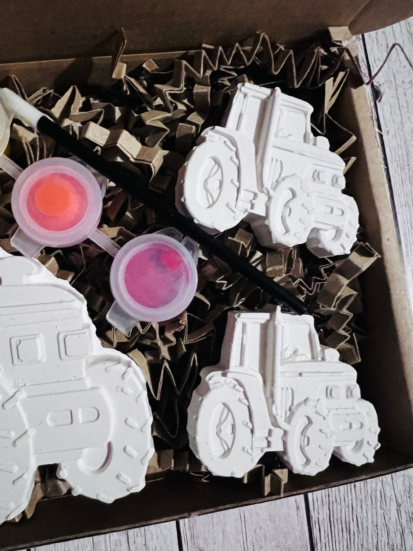 Tractor inspired plaster of Paris craft box - Activity set - Room decoration - Childrens Gifts - Gifts - Paintable - Painting - Farm