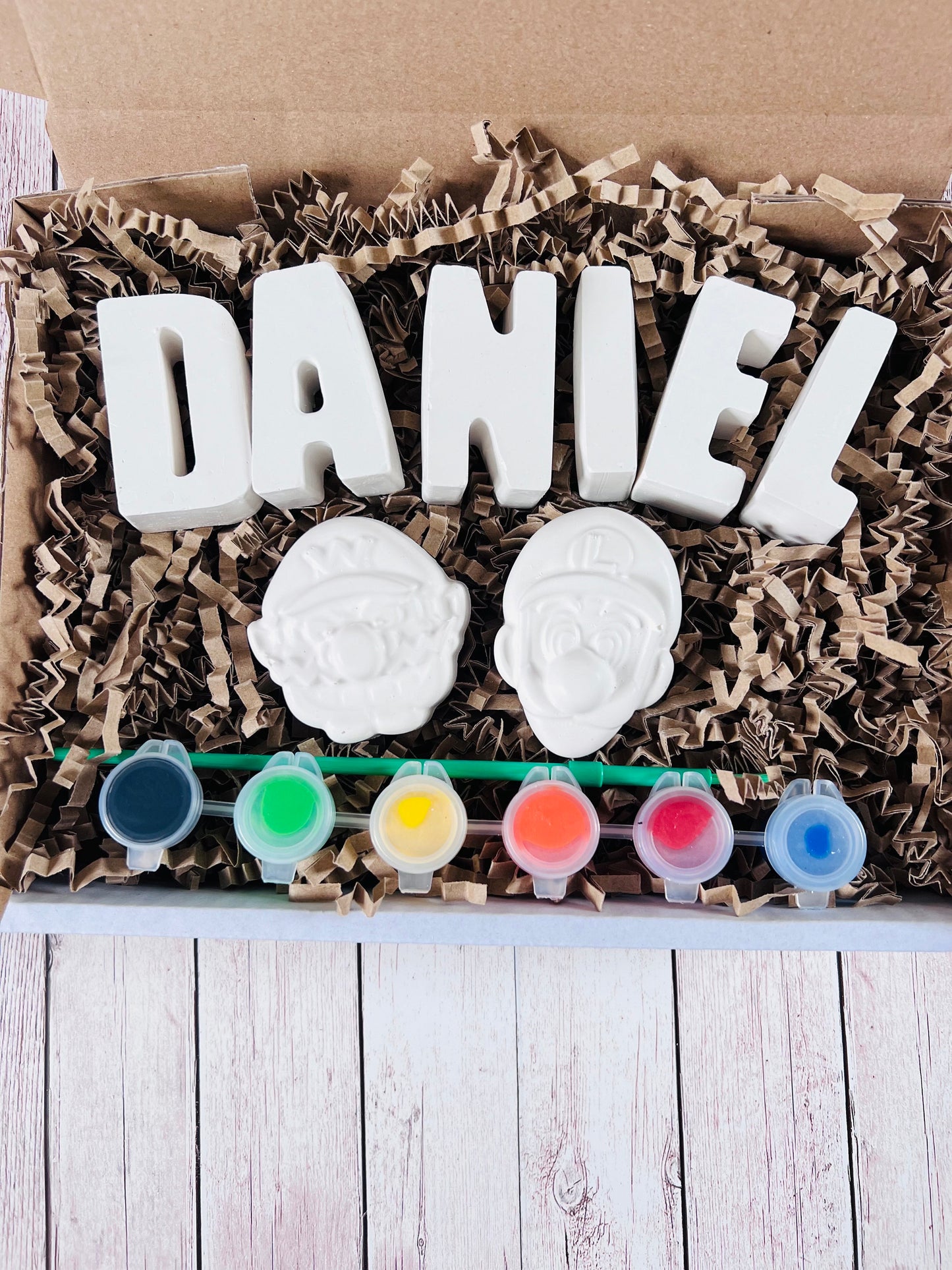 Paint your own name craft box with Mario - Activity set - Childrens Gifts - Gifts - Painting - Paintable - Personalised - Lettbox gift